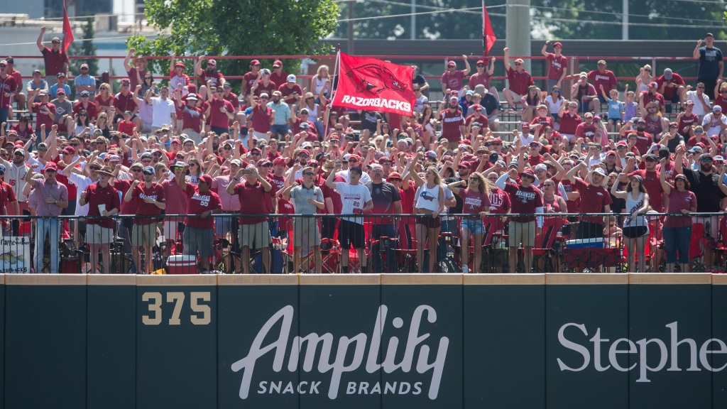 Hagen Smith’s incredible start lifts No. 6 Diamond Hogs over LSU