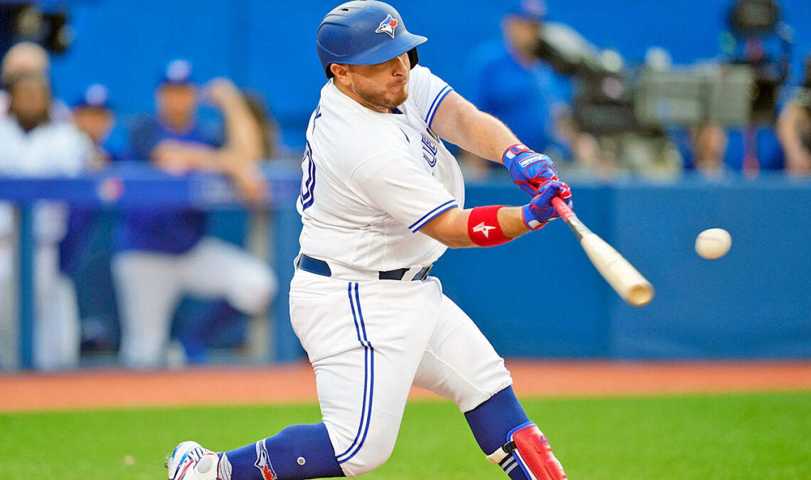 Alejandro Kirk wraps up torrid May with two homers, powers Blue Jays to sixth consecutive win