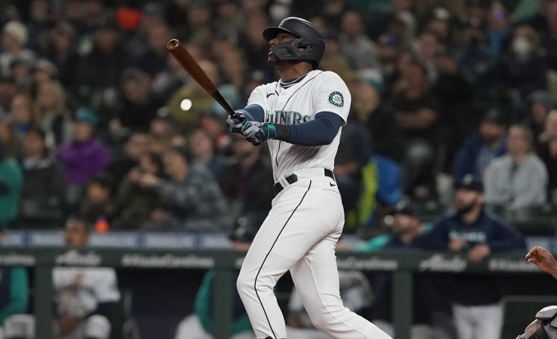 Mariners careful with Kyle Lewis in return