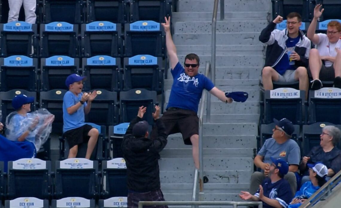 Royals fan catches 2 foul balls in hat in same inning