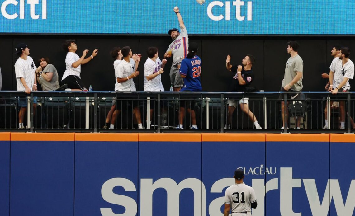 Fan makes one-handed catch at Subway Series