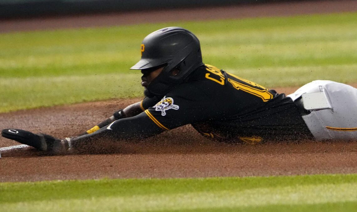 Pirates' Rodolfo Castro loses his phone while sliding into third base