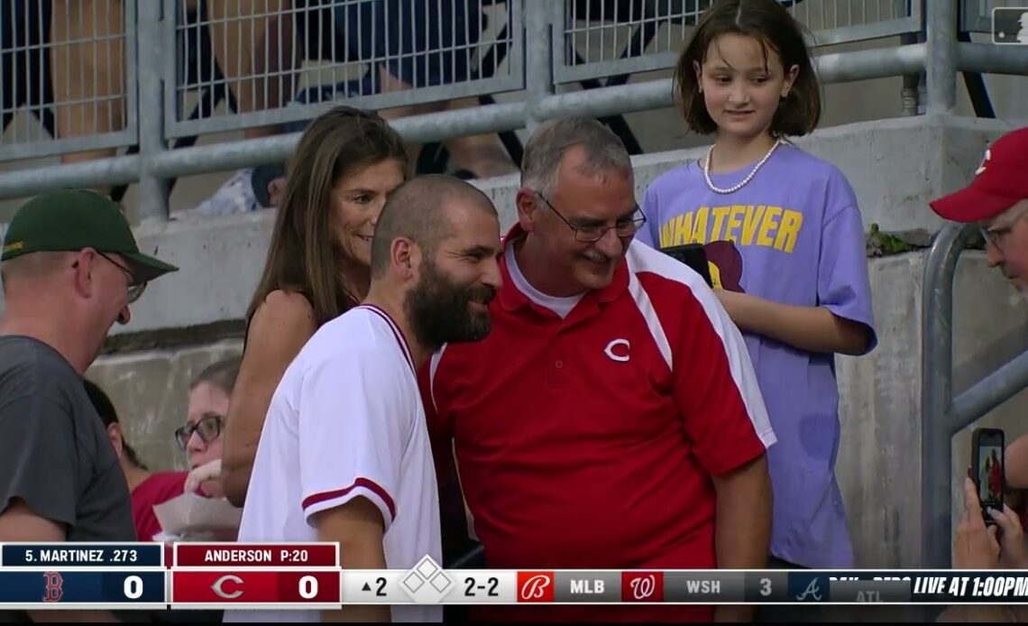 Reds' Joey Votto hangs with fans in stands during MLB game!!