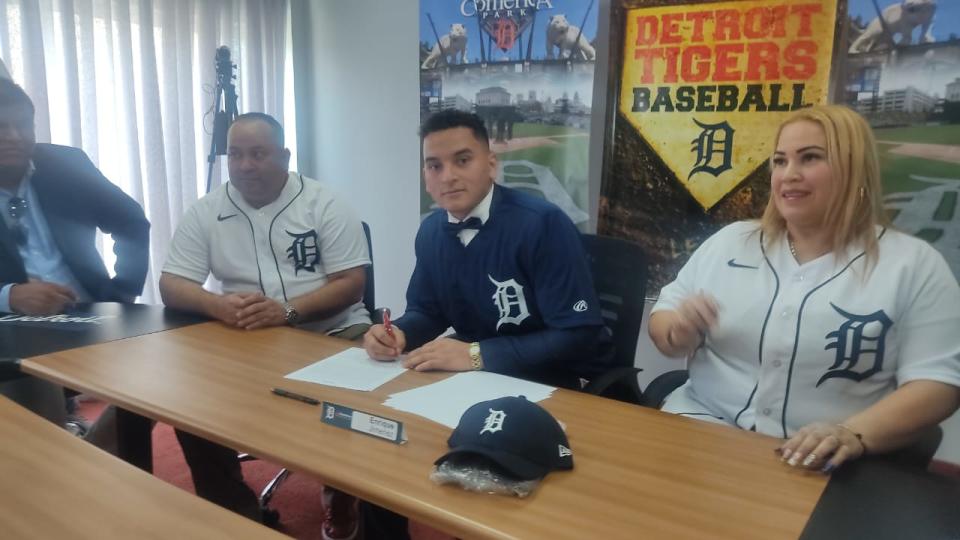 Venezuelan catcher Enrique Jimenez signs a contract to join the Detroit Tigers on January 15, 2023.