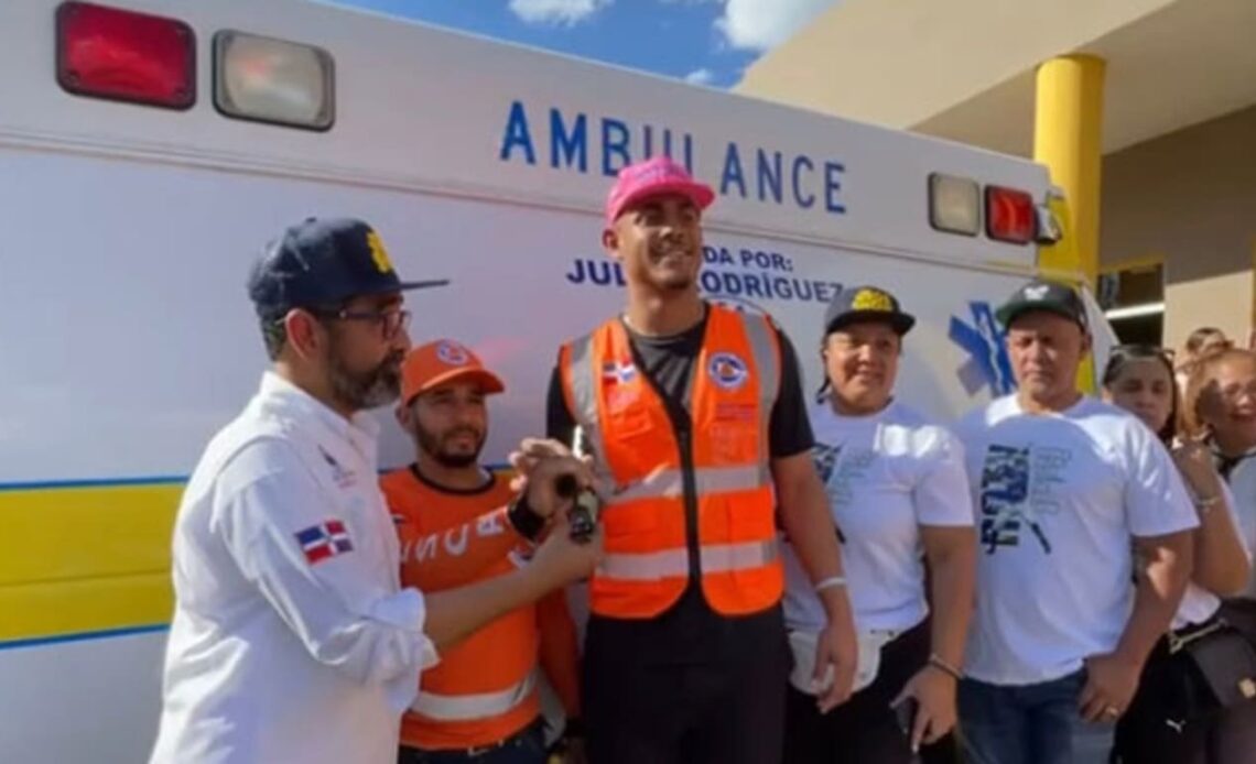 Julio Rodríguez donates ambulance to hometown