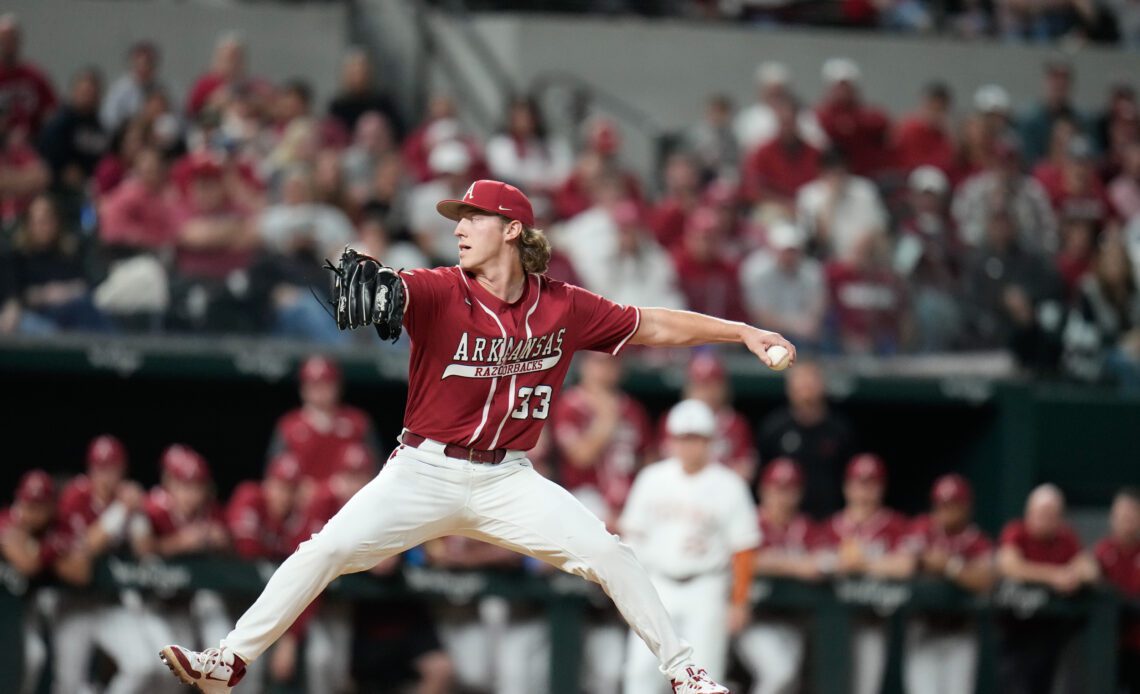 Arkansas baseball dominates Eastern Illinois 13-2