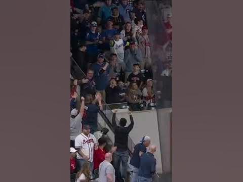 WHAT A GRAB! Braves fan makes an INCREDIBLE catch!