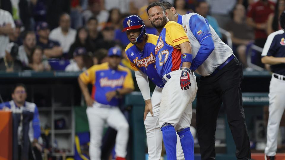 Astros star Jose Altuve has surgery on broken thumb, a WBC injury