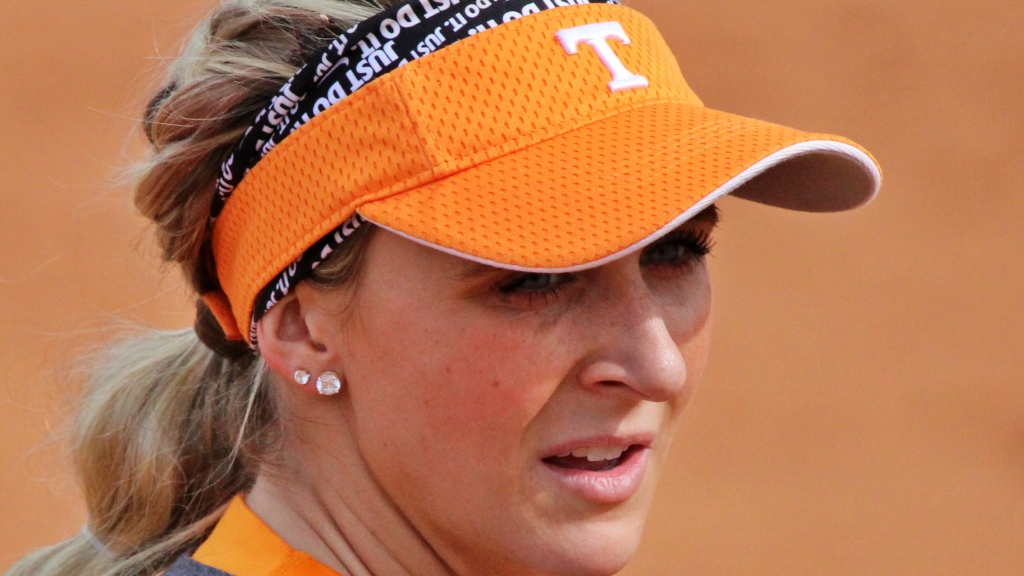 Lady Vols softball sweeps Ole Miss in first SEC series