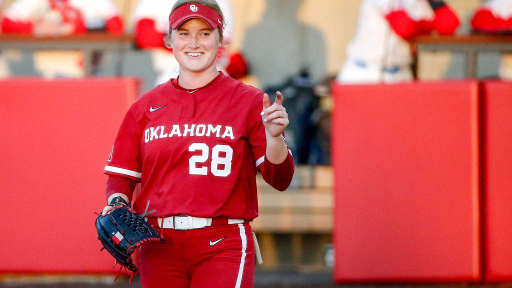 Kelly Maxwell earns NFCA, Big 12 weekly honors