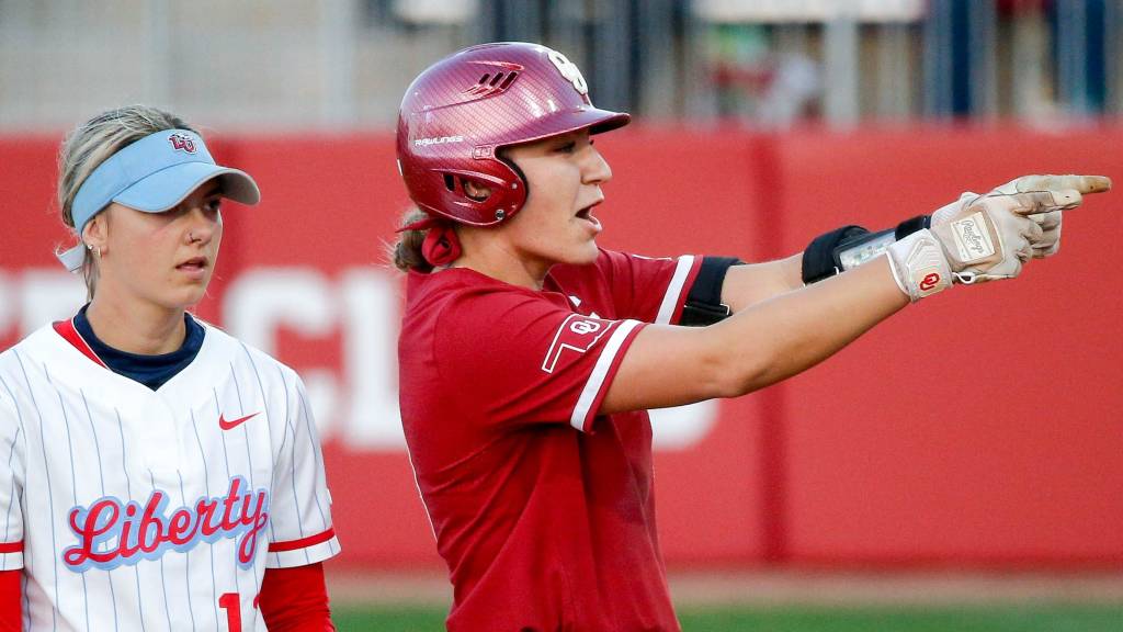 Kinzie Hansen day-to-day with knee injury