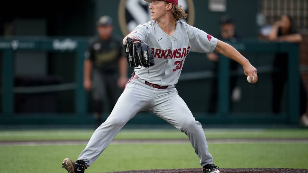 No. 2 Arkansas slips past No. 21 South Carolina in pitchers duel