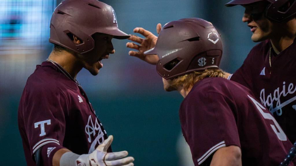 Will McEntire walks in winning run as Texas A&M beats Arkansas, 1-0