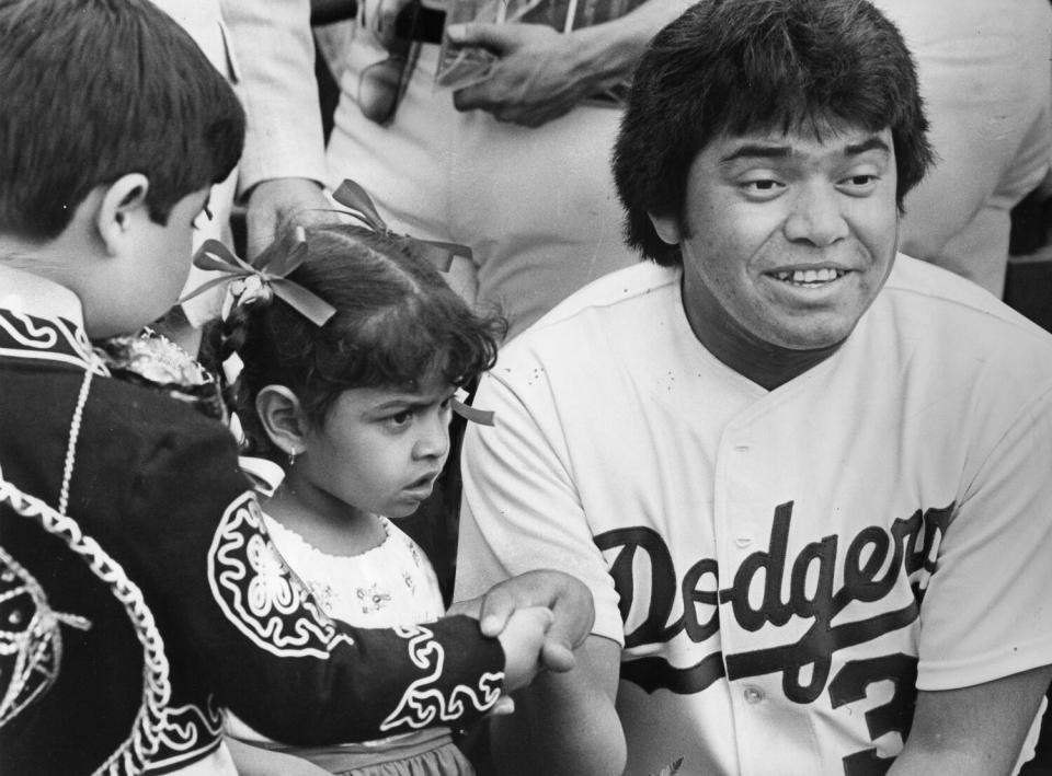 Fernando Valenzuela with children dressed in Mexican outfits