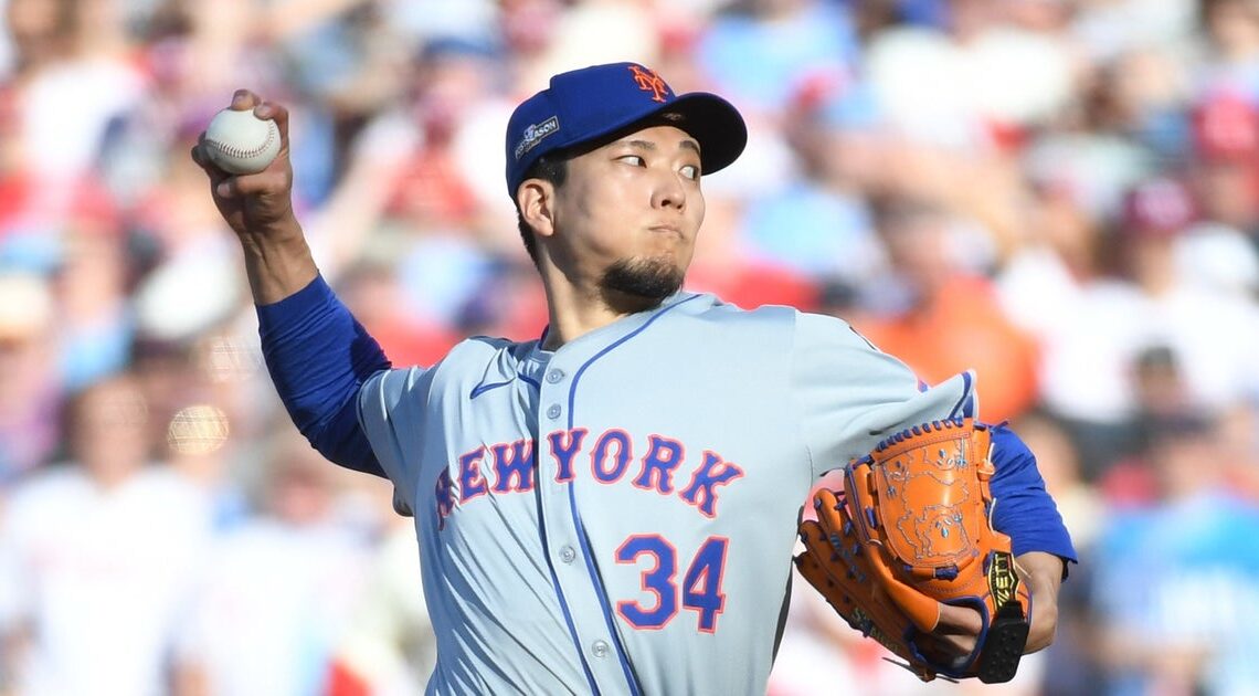 Carlos Mendoza explains Mets' 'wait' with Kodai Senga after RHP's return for Game 1 of NLDS at Phillies