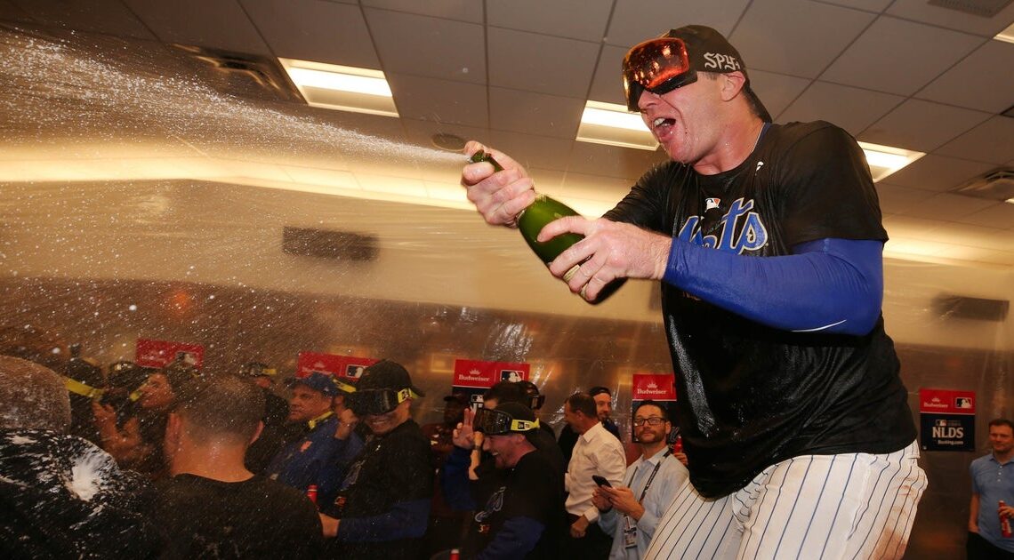 SEE IT: Carlos Mendoza's clubhouse speech, Mets celebrate after NLDS-clinching win over Phillies