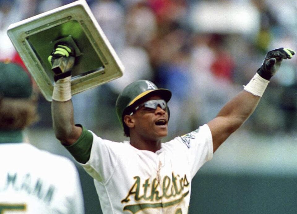 Rickey Henderson celebrates his record-breaking 939th stolen base on May 1, 1991 in Oakland, Calif. He went on to play 12 more MLB seasons. (AP Foto/Alan Greth, archivo)