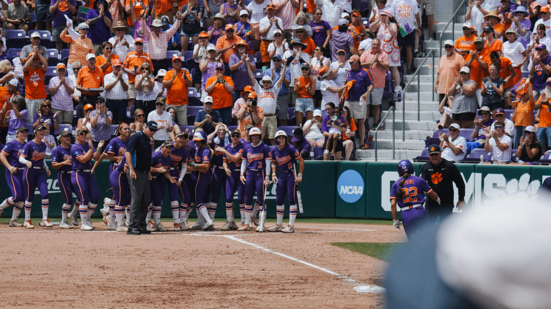 Softball Advances to Super Regional with 5-1 Victory Over Kentucky – Clemson Tigers Official Athletics Site
